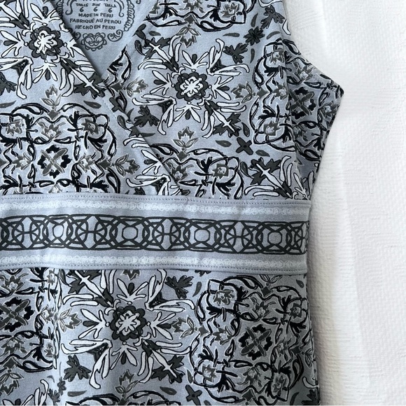 Life is Good Women's Floral V-Neck Top in Gray size 6 - Picture 4 of 12